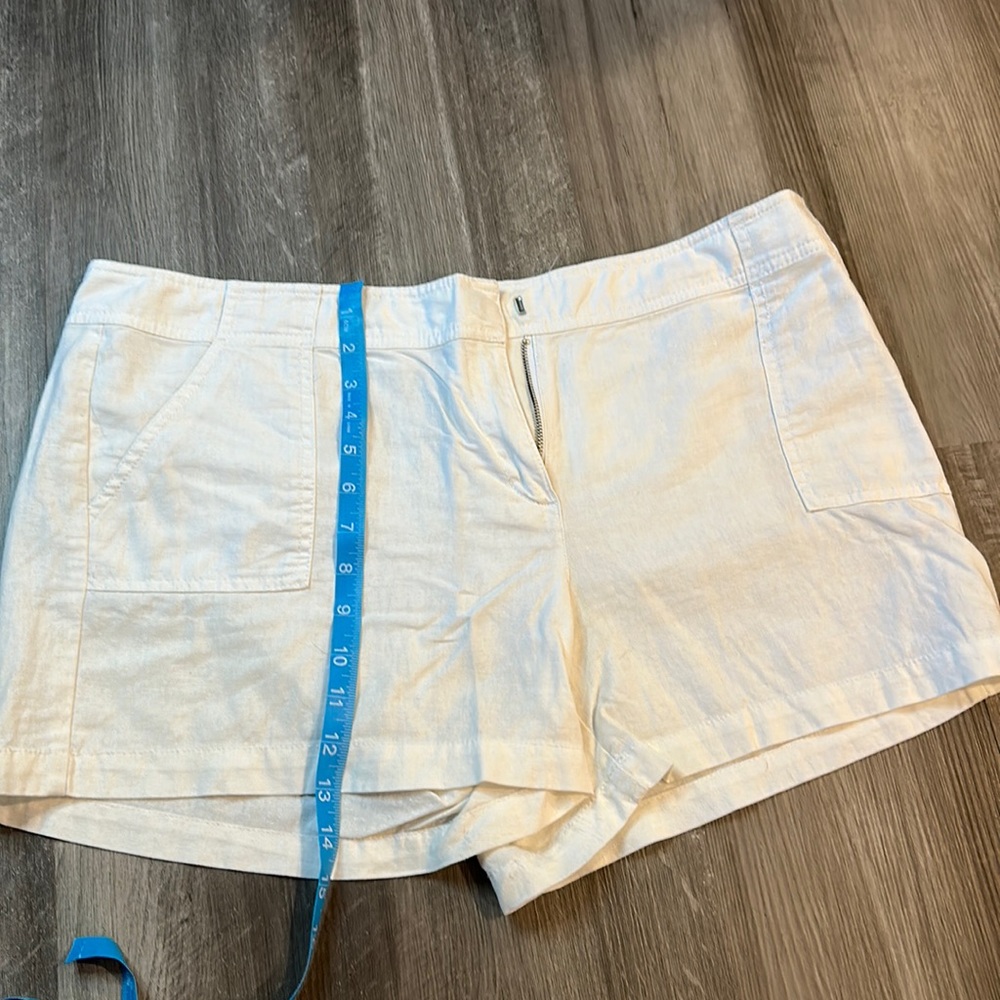 New York & Company white linen/cotton shorts